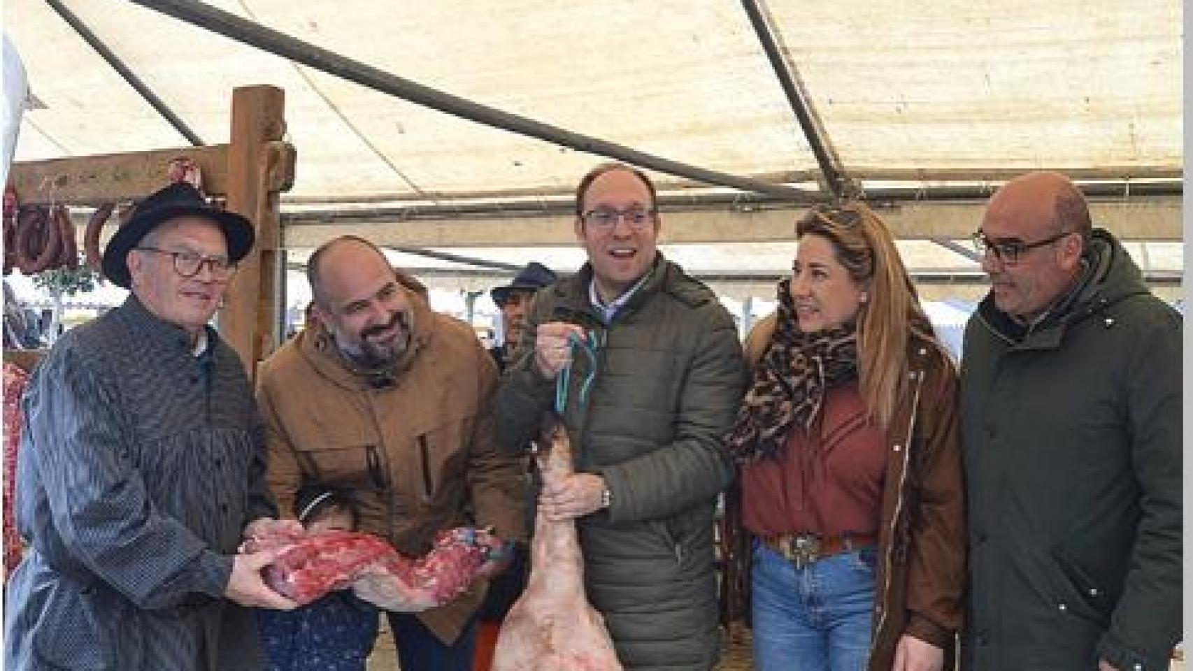 Imagen de la Feria de Botijeros en Ciudad Rodrigo con el alcalde, matancero y autoridades.