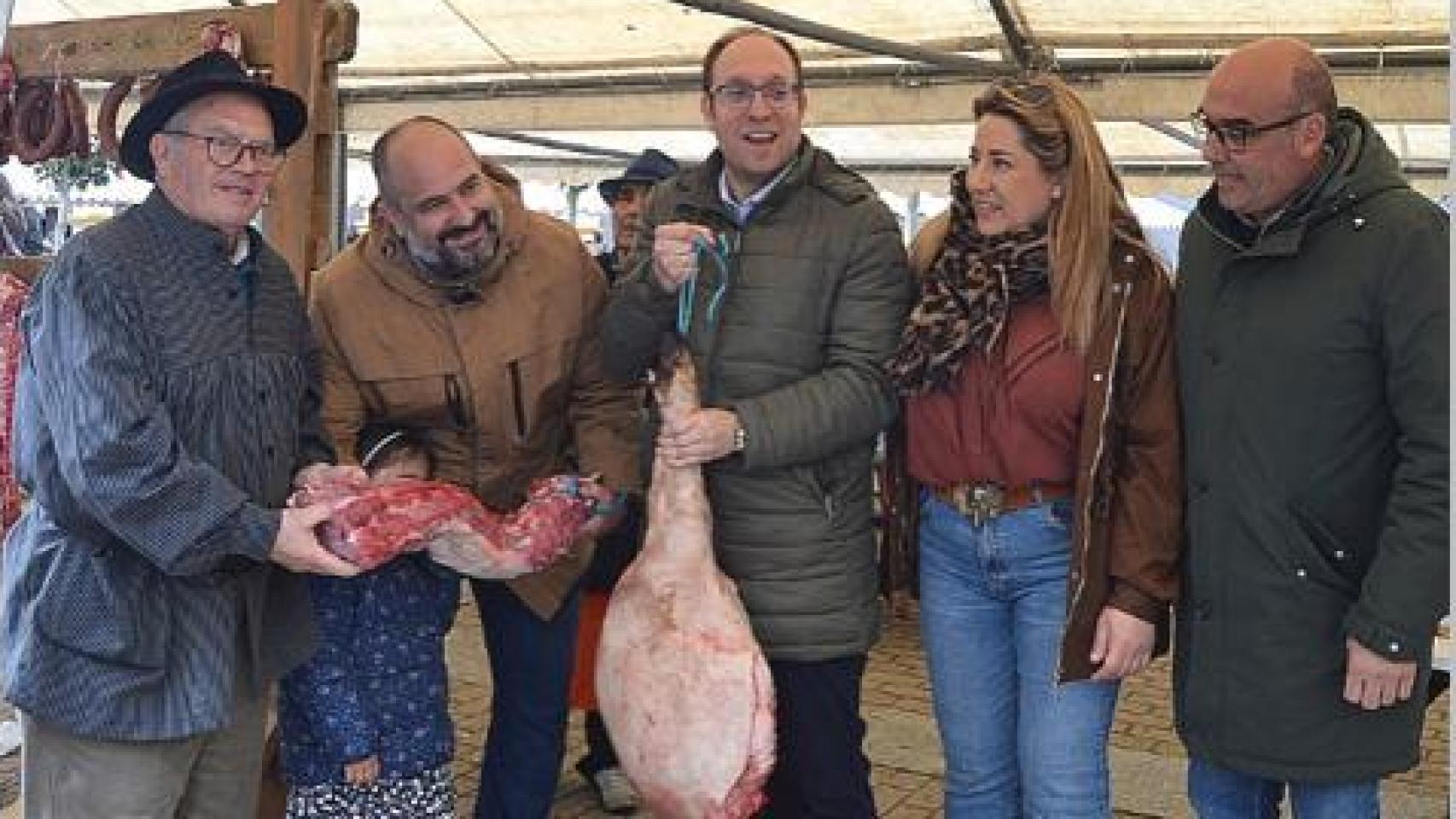 Imagen de la Feria de Botijeros en Ciudad Rodrigo con el alcalde, matancero y autoridades.