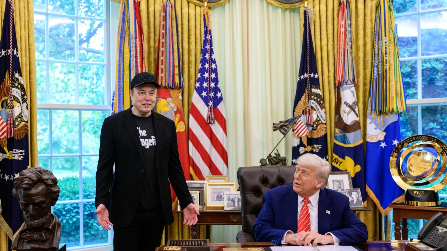 Elon Musk y Donald Trump hablan sobre el proyecto DOGE en el Despacho Oval en mayo de 2025.