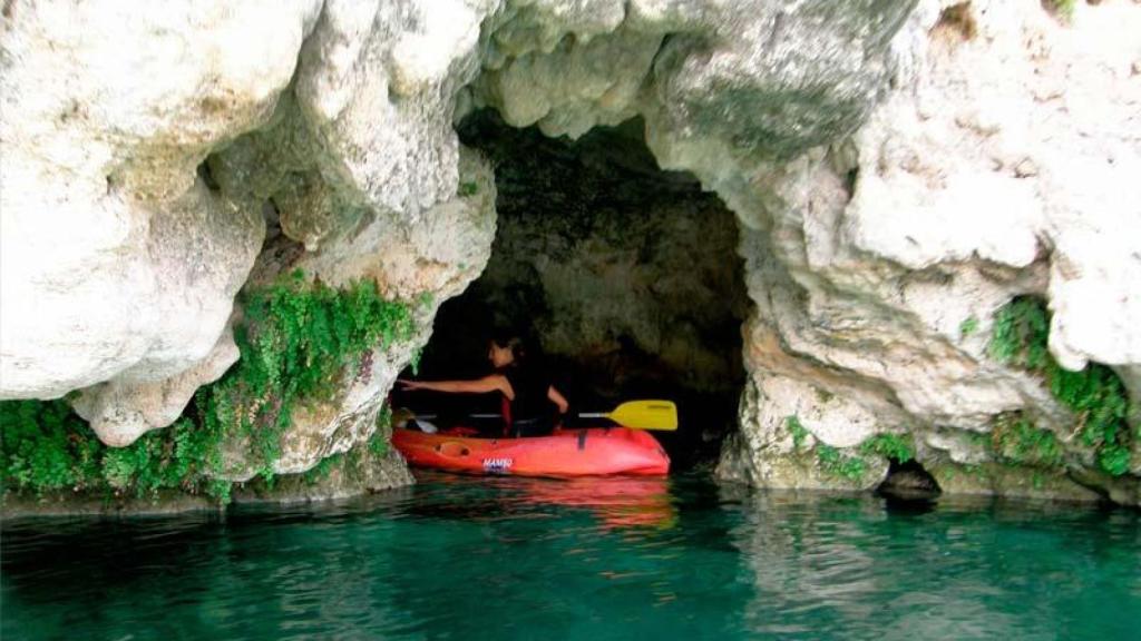 Una mujer en kayak en las Lagunas de Ruidera.