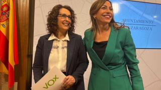 La alcaldesa de Zaragoza, Natalia Chueca, (a la derecha) junto a Eva Torres, portavoz de Vox.