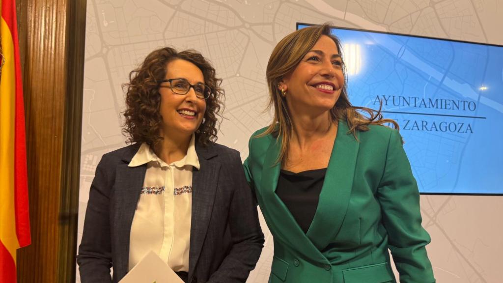 La alcaldesa de Zaragoza, Natalia Chueca, (a la derecha) junto a Eva Torres, portavoz de Vox.