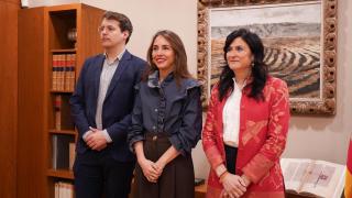 Jorge Pueyo e Isabel Lasobras, representantes de CHA, con María Navarro, presidenta de las Cortes