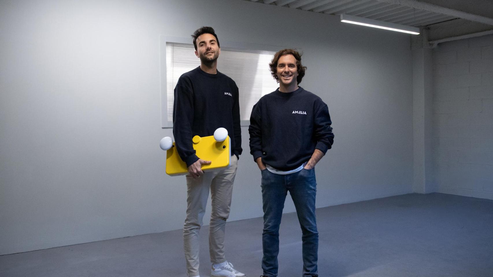 Cofundadores de Amelia: David Ferré (con el dispositivo Hincator) y Bernardo Sá Pereira.