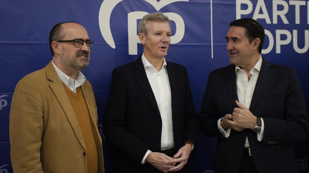 El alcalde de Ponferrada, Marco Morala, el presidente de la Xunta y del PP de Galicia, Alfonso Rueda, y el consejero de Medio Ambiente, Vivienda y Ordenación del Territorio, Juan Carlos Suárez-Quiñones, este martes en Ponferrada