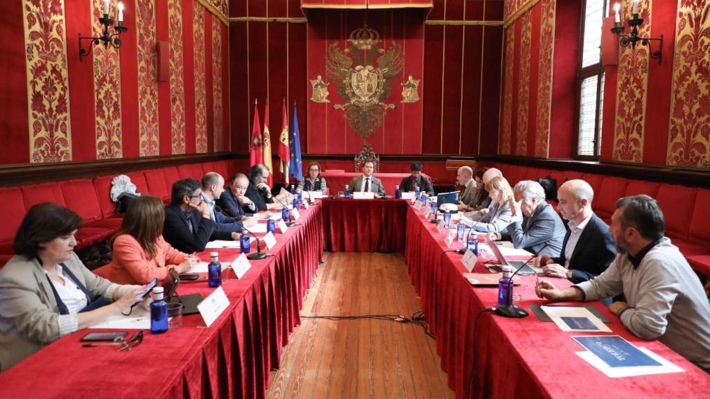 Reunión en la Sala Capitular del Ayuntamiento de Toledo.