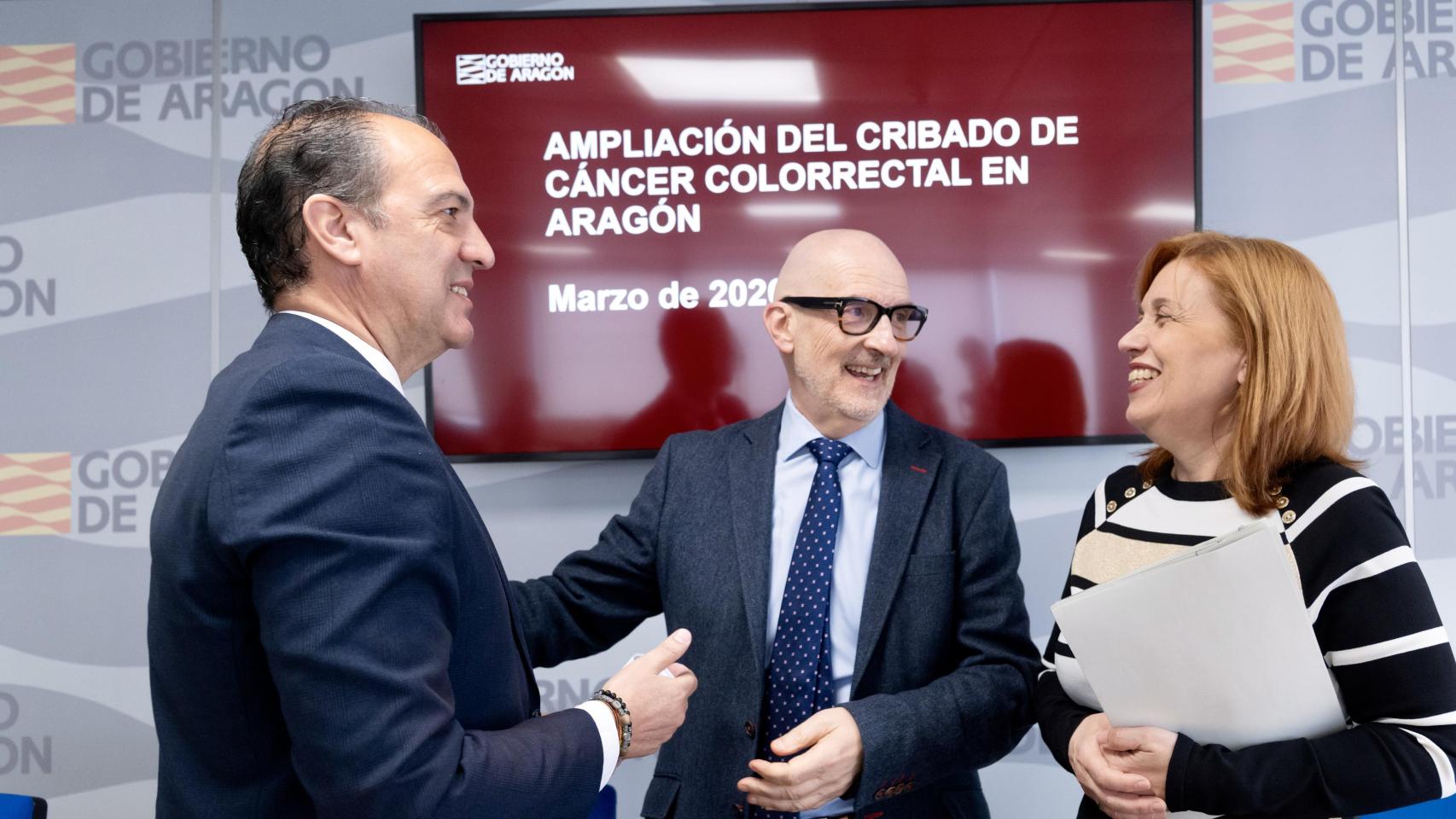 El consejero de Sanidad, José Luis Bancalero acompañado de la directora de Salud Pública del Gobierno de Aragón, Nuria Gayán Marguelí y del jefe de servicio de Digestivo del Hospital Clínico Universitario Lozano Blesa de Zaragoza, Ángel Lanas Arbeloa.