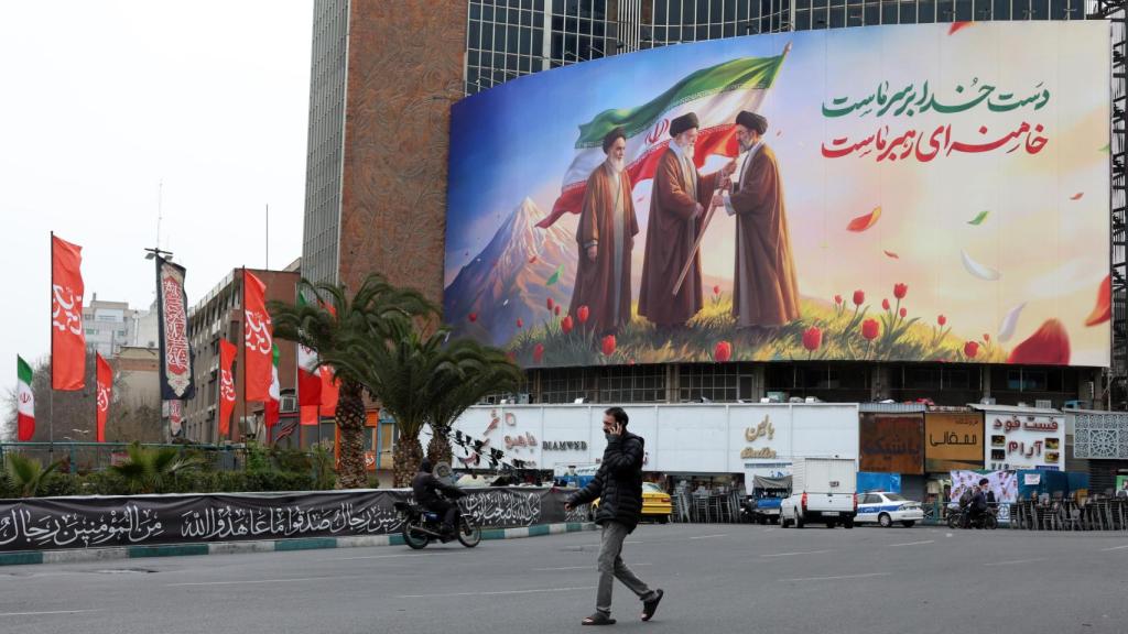 Cartel publicitario de los líderes supremos de Irán en Teherán.