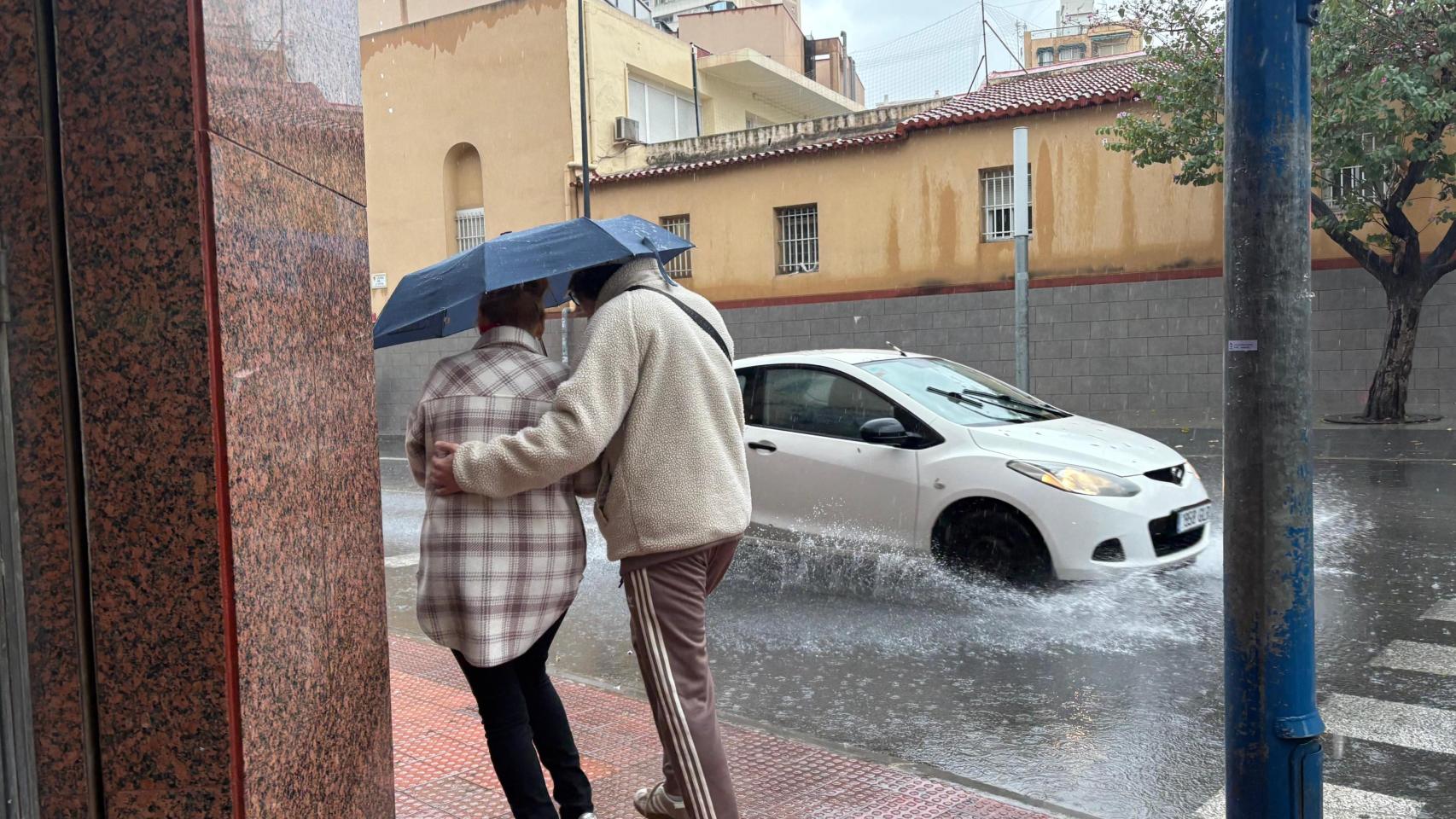 La avenida de Jijona pasada por agua este martes.