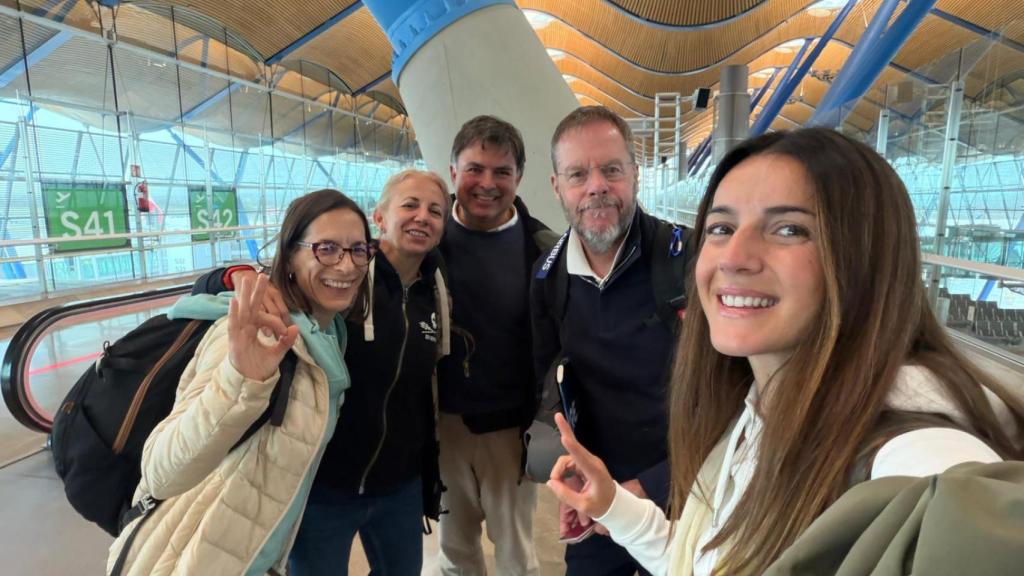 Cristina junto al grupo de personas en el aeropuerto.