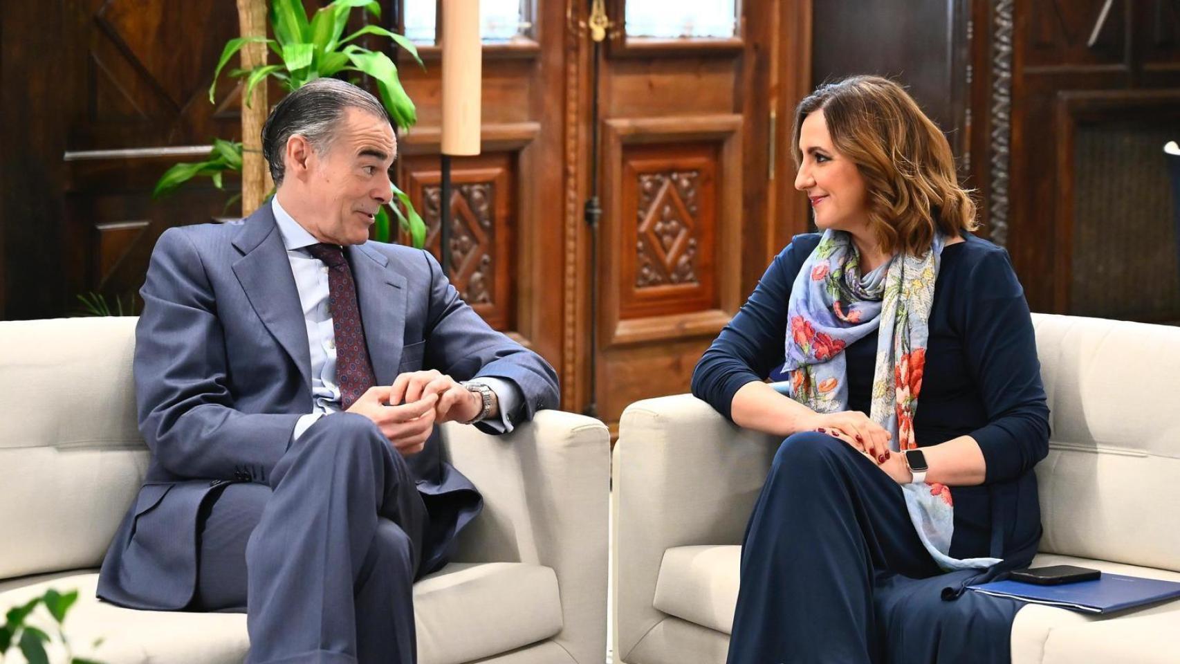 Manuel Llombart (IVO) y la alcaldesa de Valencia, María José Catalá.