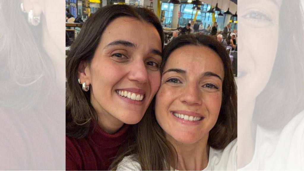 Cristina junto a su hermana a su llegada a España.