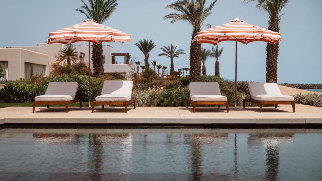 Zona de piscina y playa en el Royal Mansour Tamuda Bay.