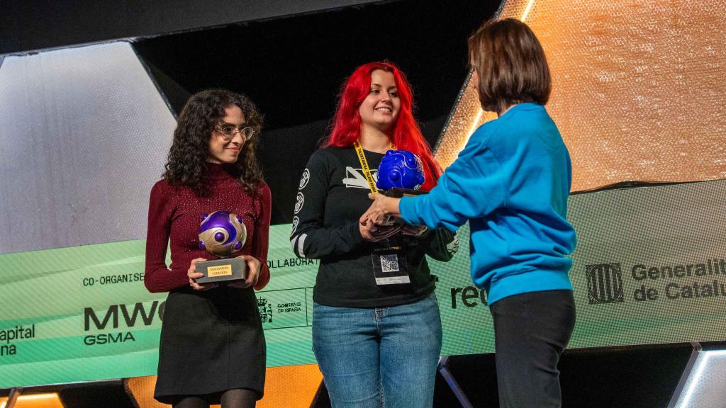 Las ganadoras de Magamers reciben el premio.
