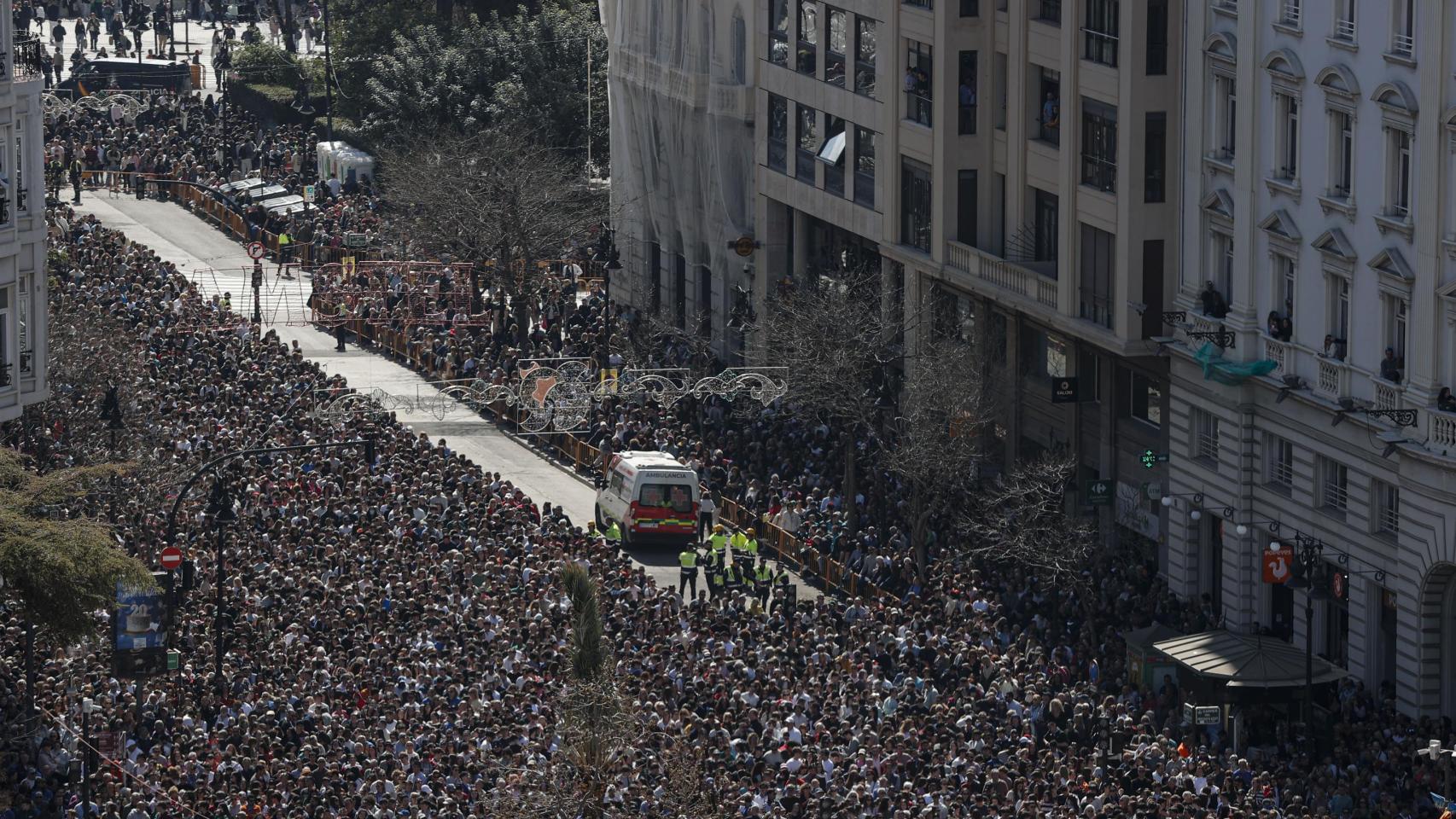 Aglomeraciones en Valencia por la 'mascletà'. EFE