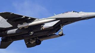 Mig-29 serbio con dos misiles CM-400AKG chinos