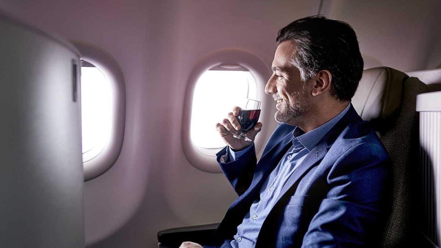Sirven un vino en la aerolínea TAP.