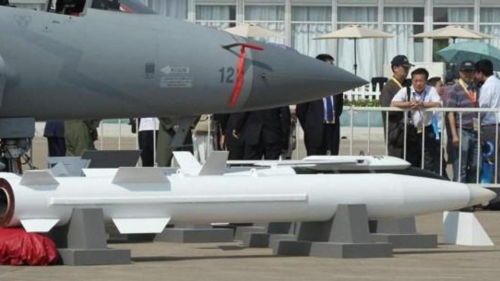 Misil CM-400AKG chino junto a un caza J-17 de Pakistán