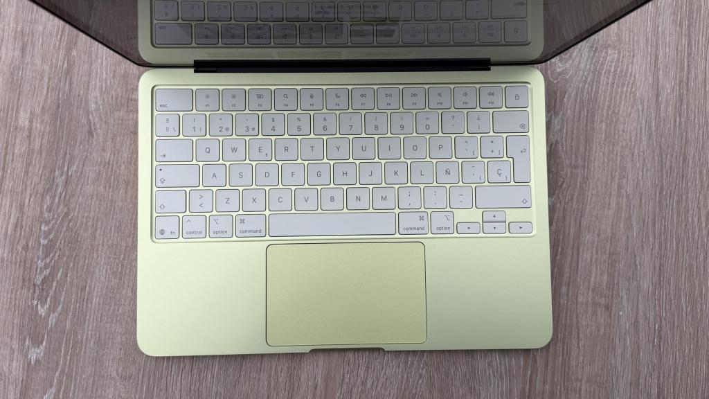 Disposición de teclado y trackpad del MacBook Neo