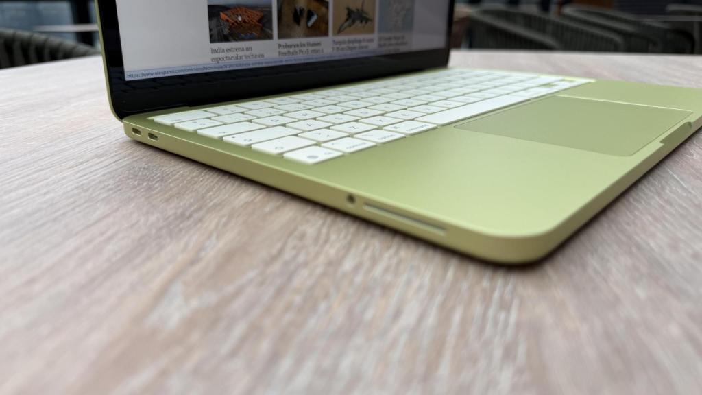 Conexiones laterales y altavoz del MacBook Neo