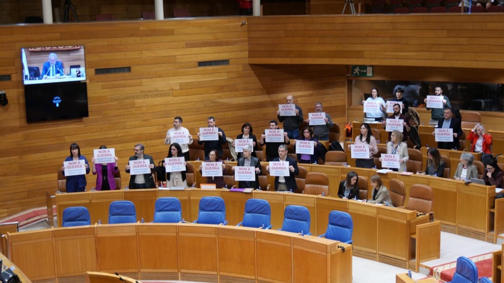 Diputados del BNG con los carteles de 'No a la guerra'.