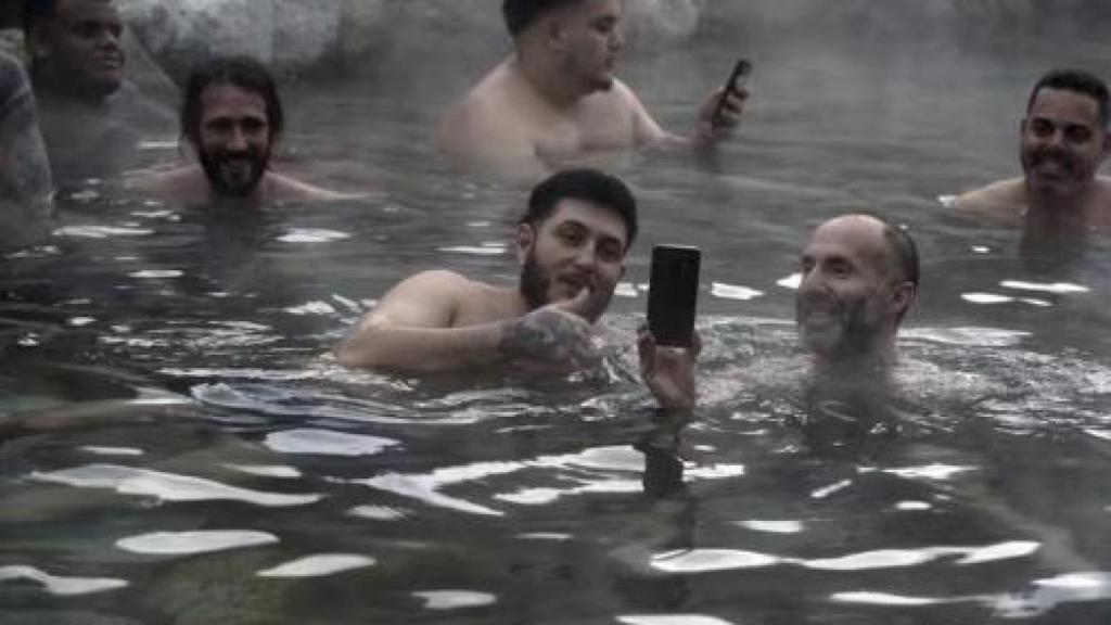 El alcalde de Ourense, Gonzalo Pérez Jácome, y el cantante Omar Montes en las piscinas termales de Outariz (Ourense). -El alcalde de Ourense, Gonzalo Pérez Jácome, y el cantante Omar Montes en las piscinas termales de Outariz (Ourense).