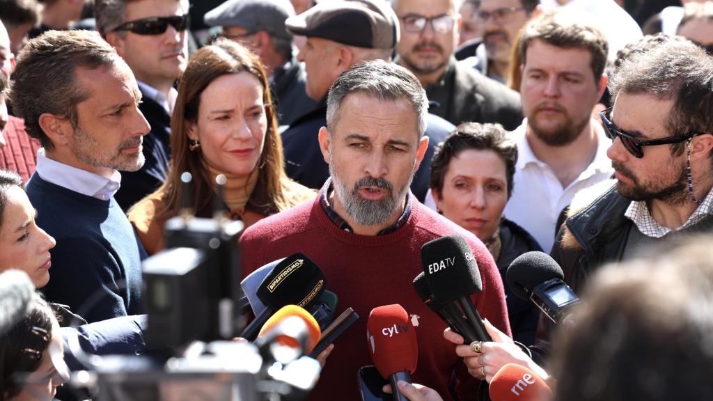 El presidente de Vox, Santiago Abascal, durante su intervención antes los medios de este martes en el municipio leonés de Astorga