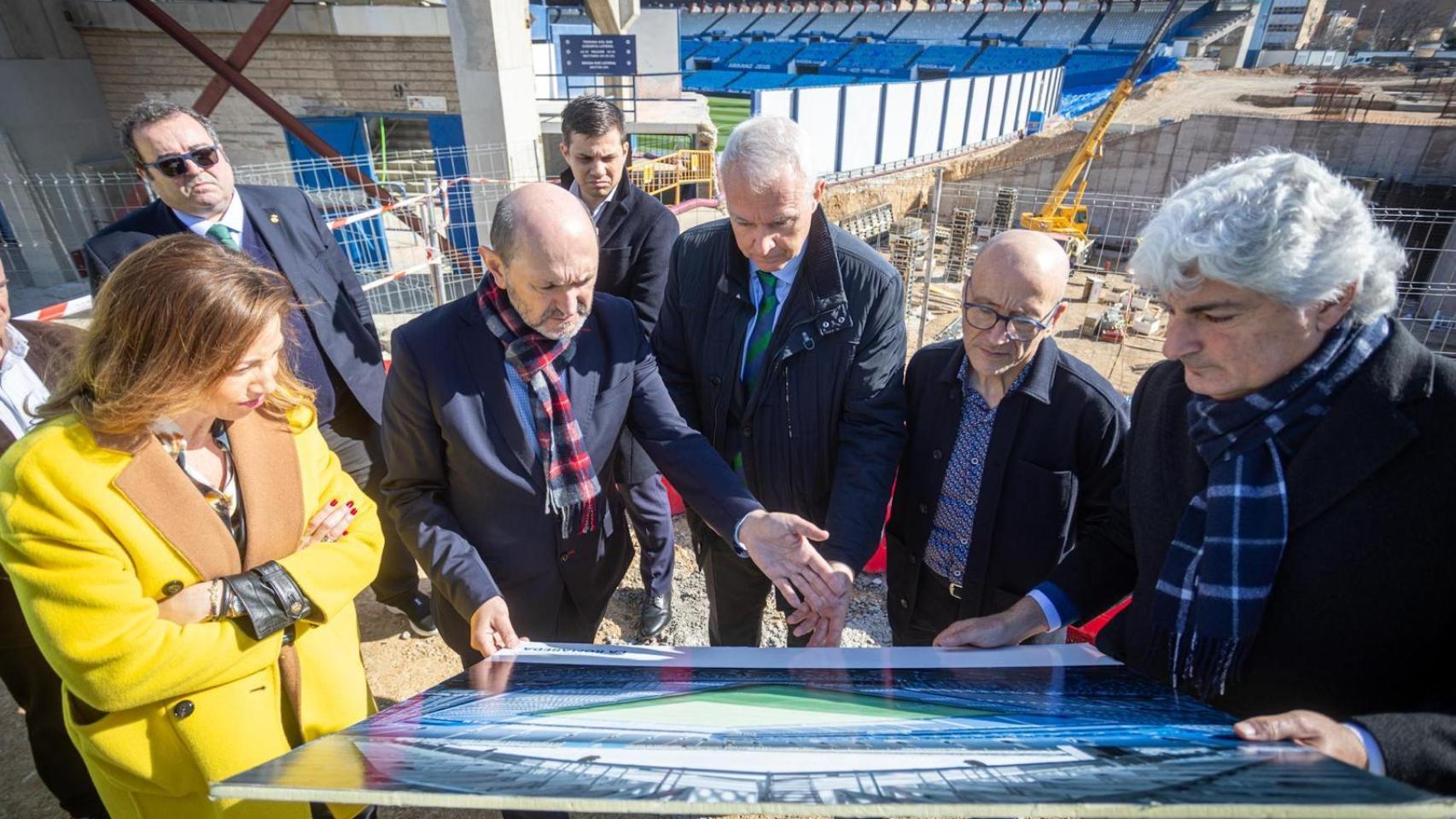 Natalia Chueca y Rafael Louzán, en una visita a las obras de La Romareda