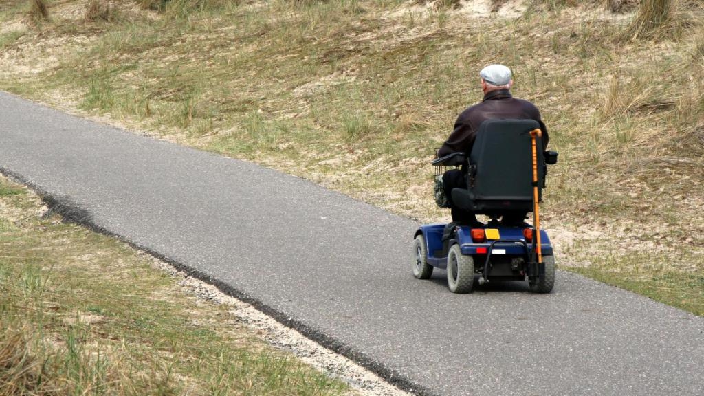 Un señor con acceso para silla de ruedas eléctrica.