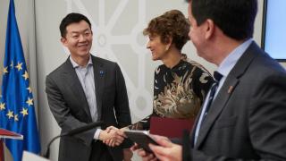 La presidenta de Navarra, María Chivite, el consejero de Industria y Transición Ecológica y Digital Empresarial, Mikel Irujo, y el director de Inversiones de Hithium, Hao Wang,