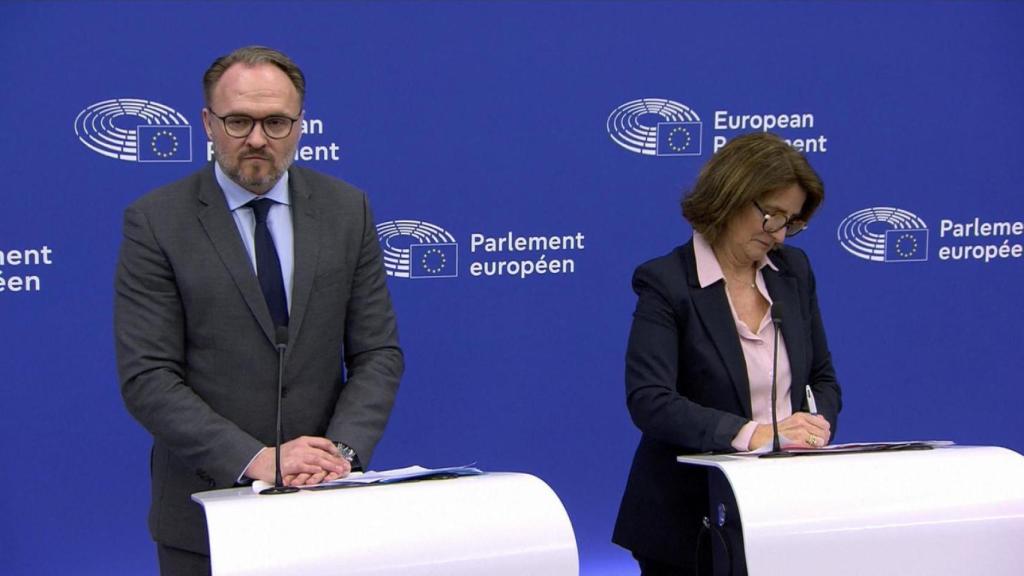 La vicepresidenta Teresa Ribera y el comisario de Energía, Dan Jorgensen, durante la rueda de prensa de este martes en Estrasburgo