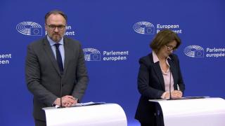 La vicepresidenta Teresa Ribera y el comisario de Energía, Dan Jorgensen, durante la rueda de prensa de este martes en Estrasburgo