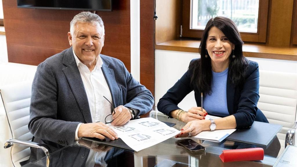 La conselleira de Vivenda, María Martínez Allegue; y el alcalde de Sanxenxo, Telmo Martín