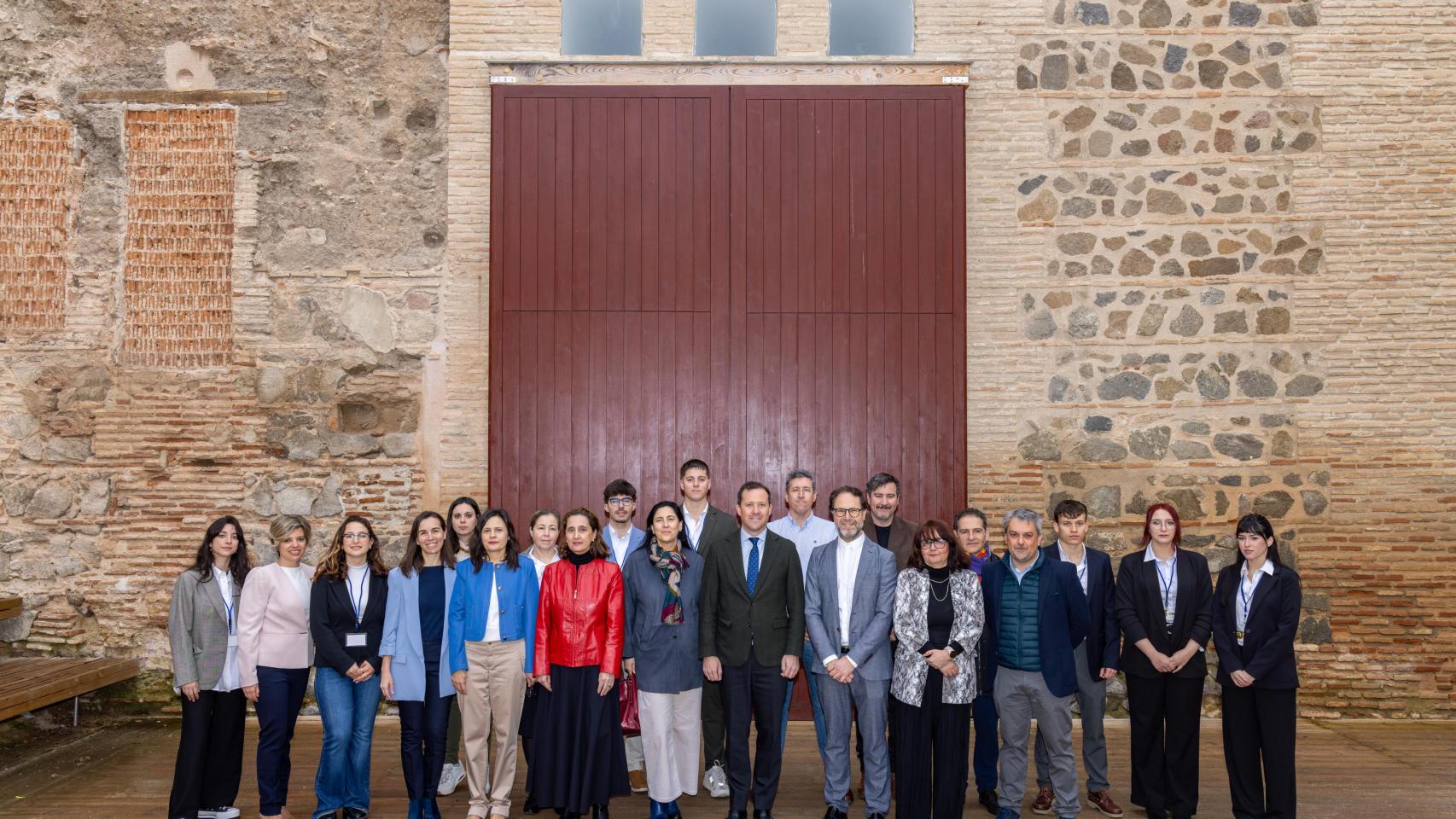El alcalde de Toledo y actual presidente del Consorcio, Carlos Velázquez, posa con la plantilla del organismo ante la puerta del Salón Rico, la última gran actuación ejecutada por el Consorcio.