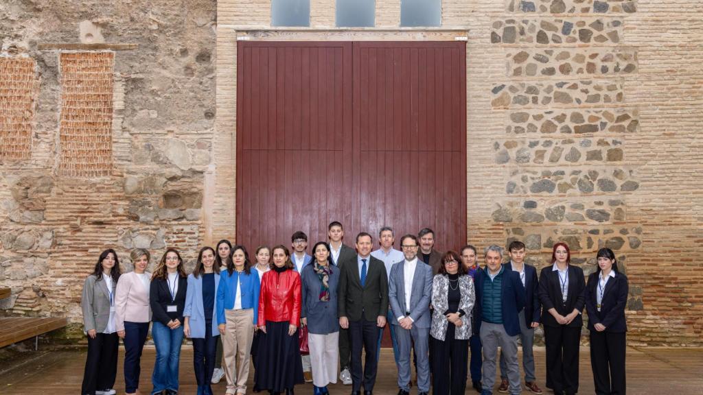 El alcalde de Toledo y actual presidente del Consorcio, Carlos Velázquez, posa con la plantilla del organismo ante la puerta del Salón Rico, la última gran actuación ejecutada por el Consorcio.
