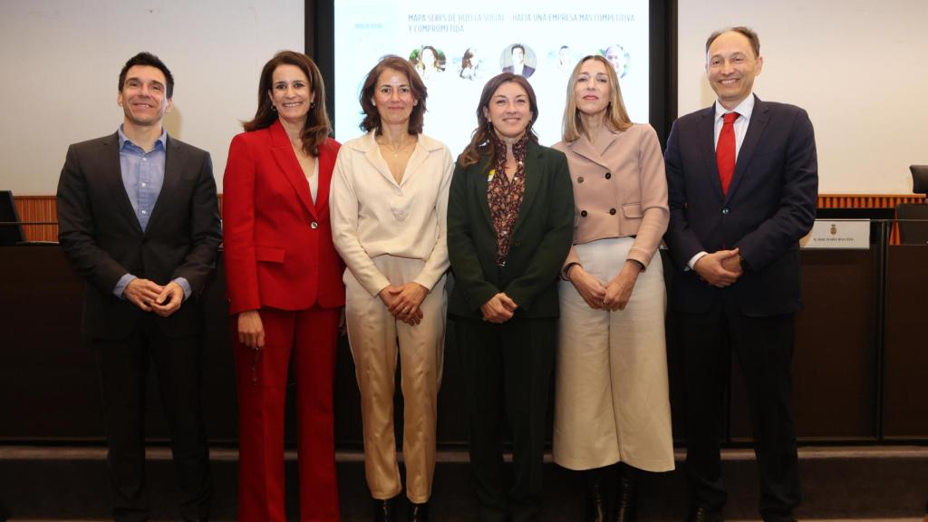 De izquierda a derecha, representantes de Farmaindustria, Fundación Seres, Fundación Accenture España, Banco Santander y Telefónica.