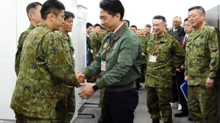 El ministro de Defensa de Japón, Shinjiro Koizumi, inspecciona a las tropas.