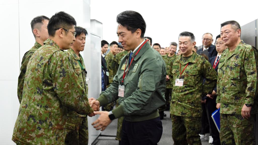 El ministro de Defensa de Japón, Shinjiro Koizumi, inspecciona a las tropas.