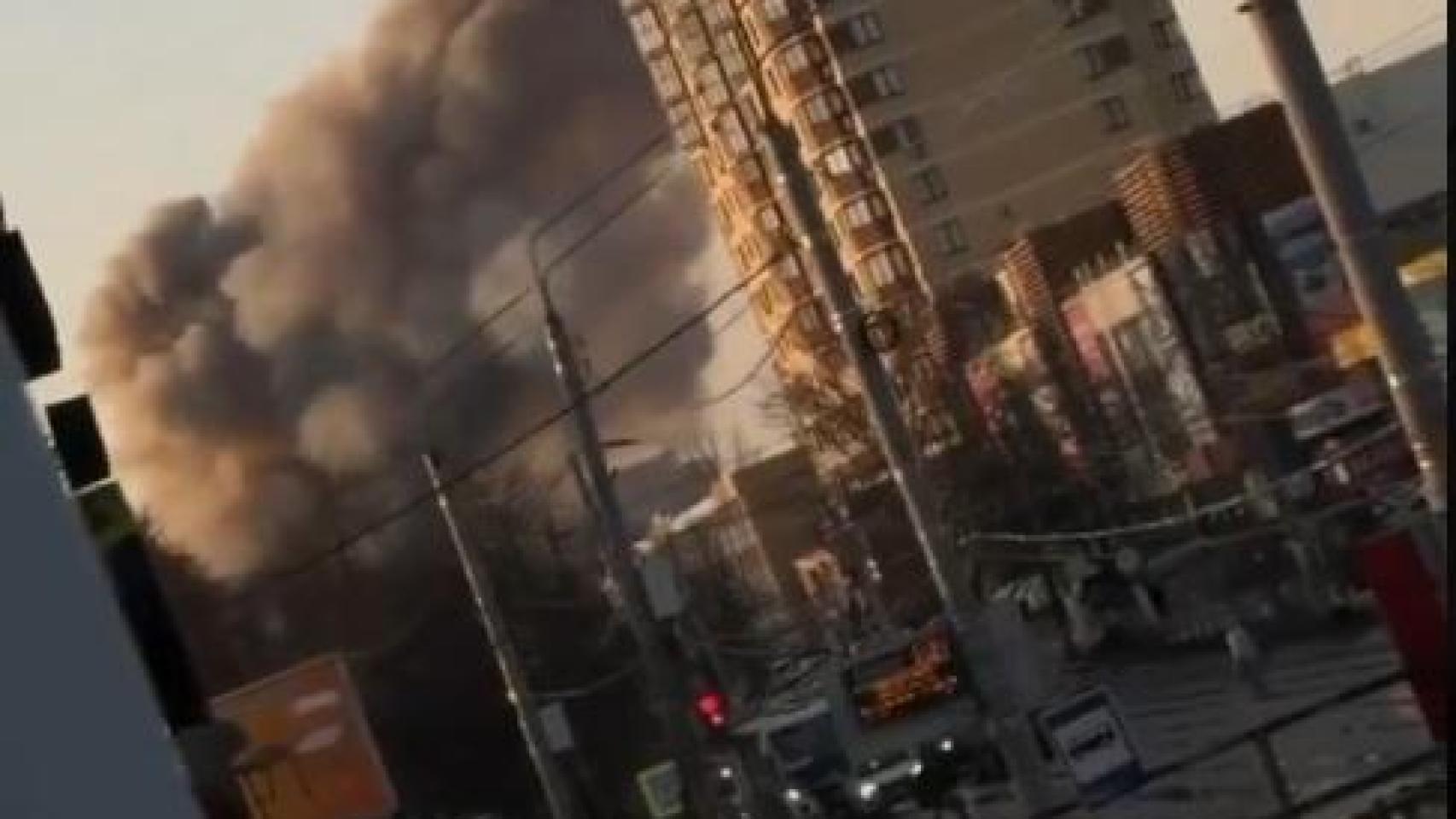 Una columna de humo se eleva sobre la ciudad rusa de Briansk tras un supuesto ataque con misiles de Ucrania.