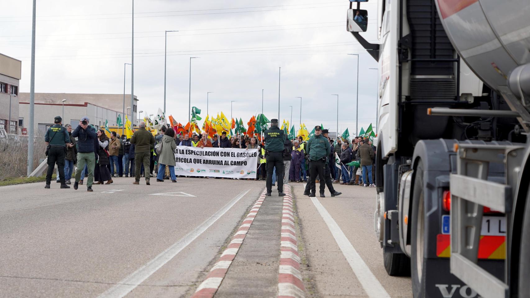 Las organizaciones agrarias Asaja, UCCL y la Aalianza UPA-COAG bloquean el centro logístico de hidrocarburos Exolum (CLH) de Santovenia de Pisuerga, en Valladolid.