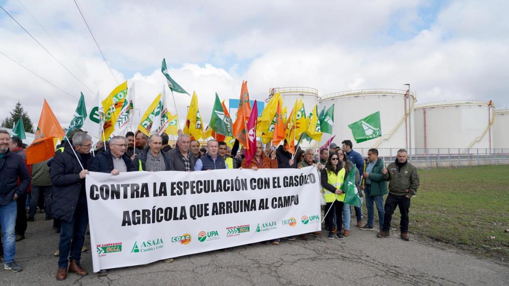 Las organizaciones agrarias Asaja, UCCL y la Aalianza UPA-COAG bloquean el centro logístico de hidrocarburos Exolum (CLH) de Santovenia de Pisuerga, en Valladolid.