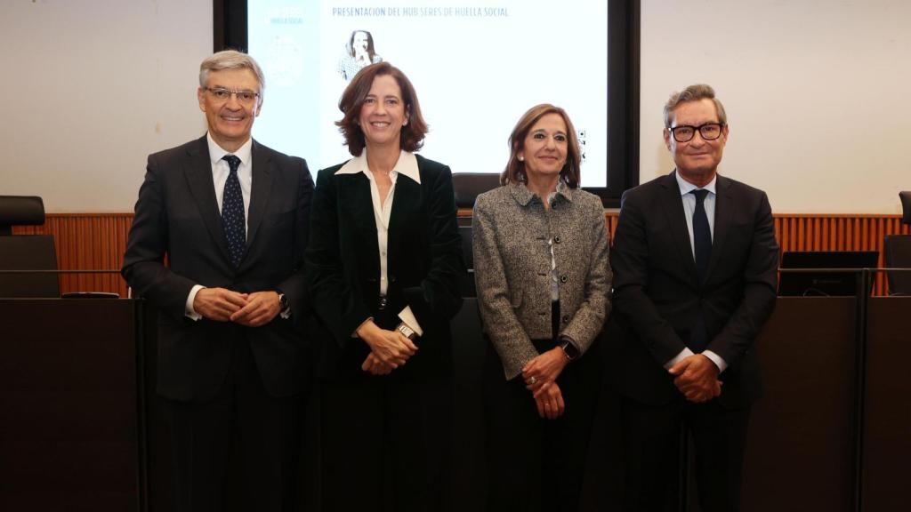 De izquierda a derecha: Fernando Ruiz (SERES), Alejandra Kindelán (AEB), Mirenchu del Valle (UNESPA) y Jaume Miquel (Tendam).