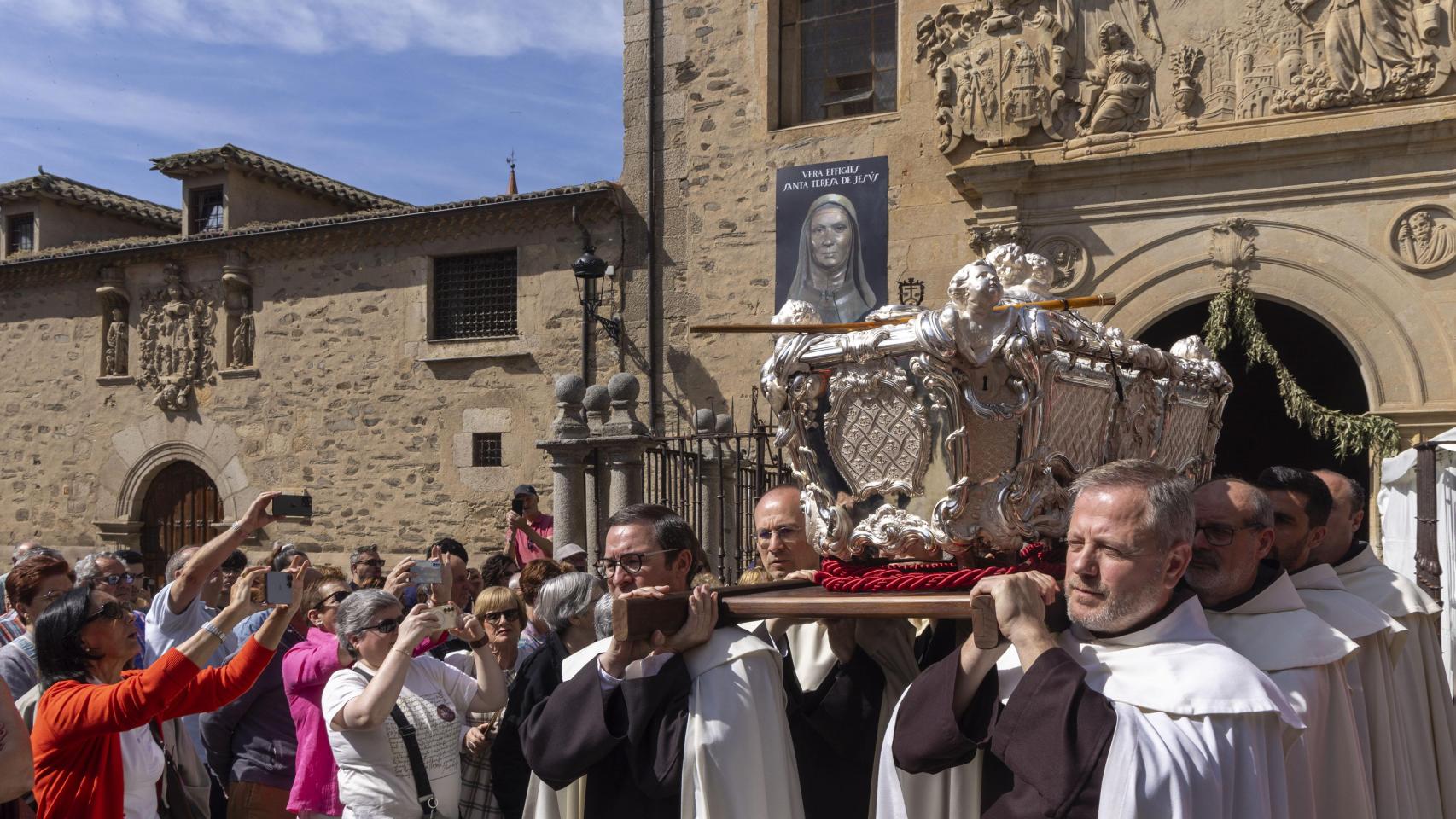 Traslado del cuerpo de Santa Teresa de Jesús a su sepulcro en Alba de Tormes (Salamanca)