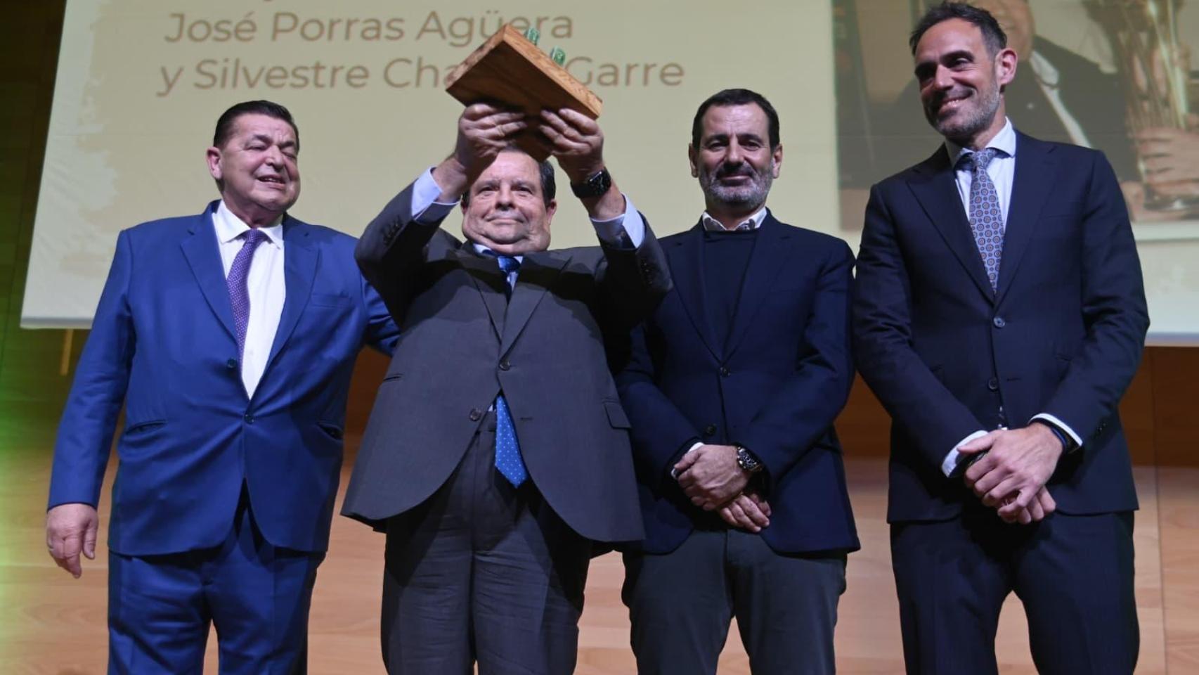 José Porras y Silvestre Chacón recogiendo el premio.