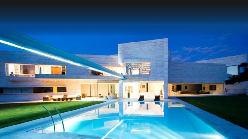 La casa, inmortalizada con las luces de noche.