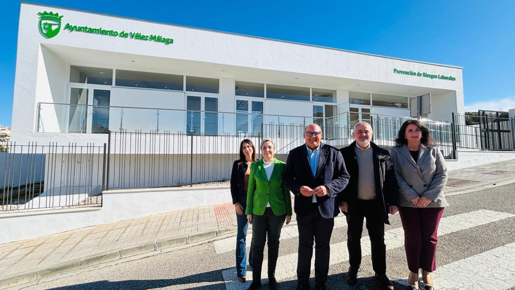 Las autoridades ante el renovado edificio de El Romeral.