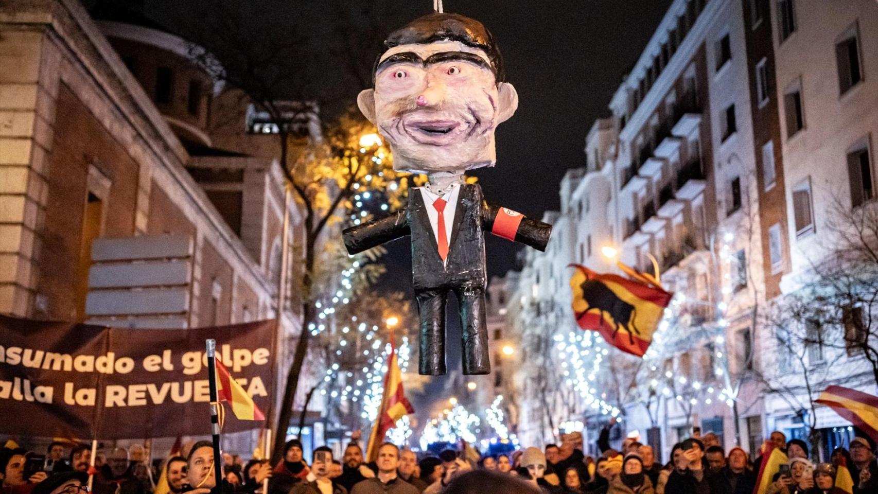 Piñata con el rostro de Sánchez, el 1 de enero de 2024 en la madrileña calle de Ferraz.