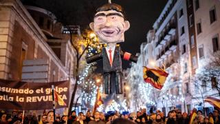 Decenas de personas celebran la entrada del año nuevo en la calle Ferraz, a 1 de enero de 2024, en Madrid (España).