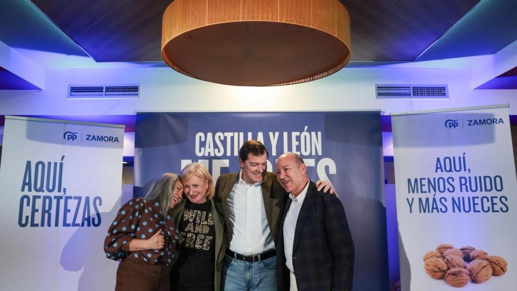 Mañueco con varios líderes provinciales del partido en el mitin de Toro (Zamora).