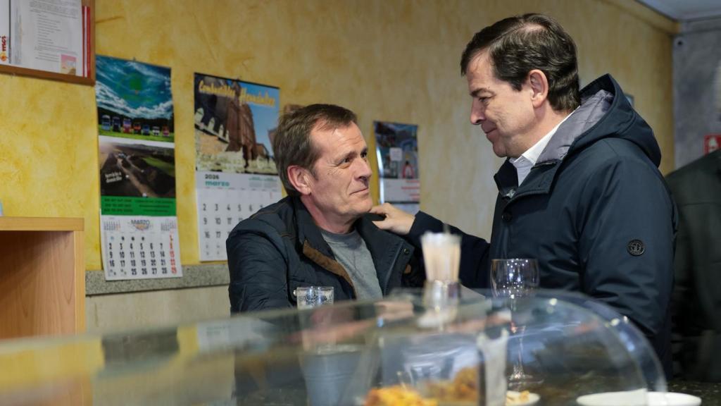 Mañueco con José María, 'Pepe' para los del pueblo, en el Bar Poly de La Vellés.